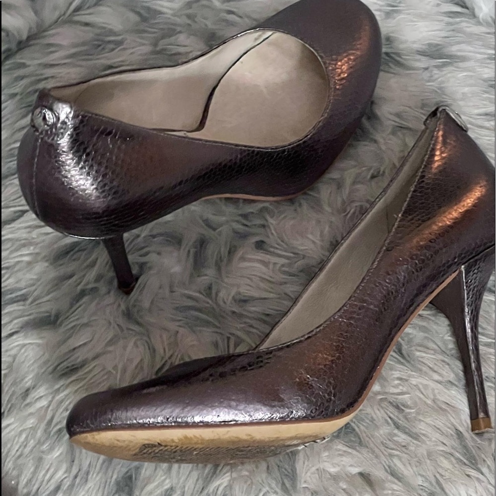 Michael Kors Rose Gold Embossed Heels Size 6M - Picture 2 of 9
